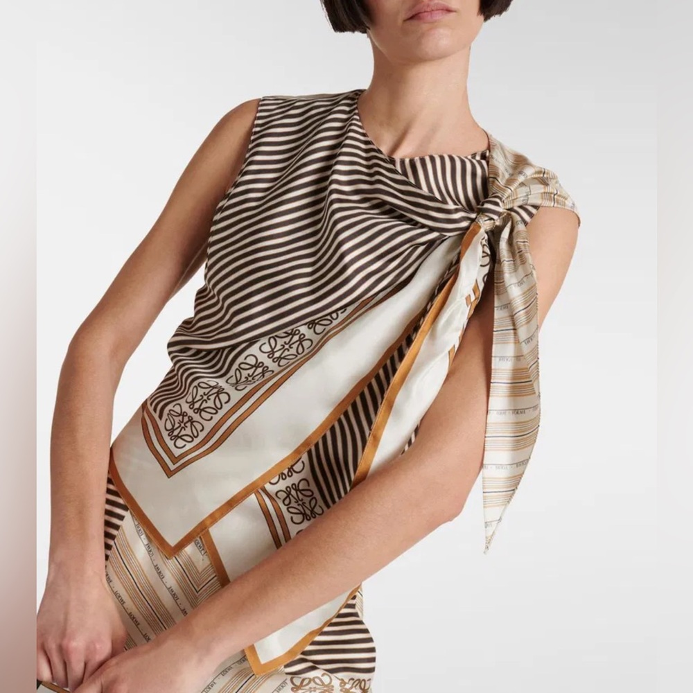 LOEWE
Layered Scarf Print Shoulder Tie Silk Top 38 - Picture 5 of 12